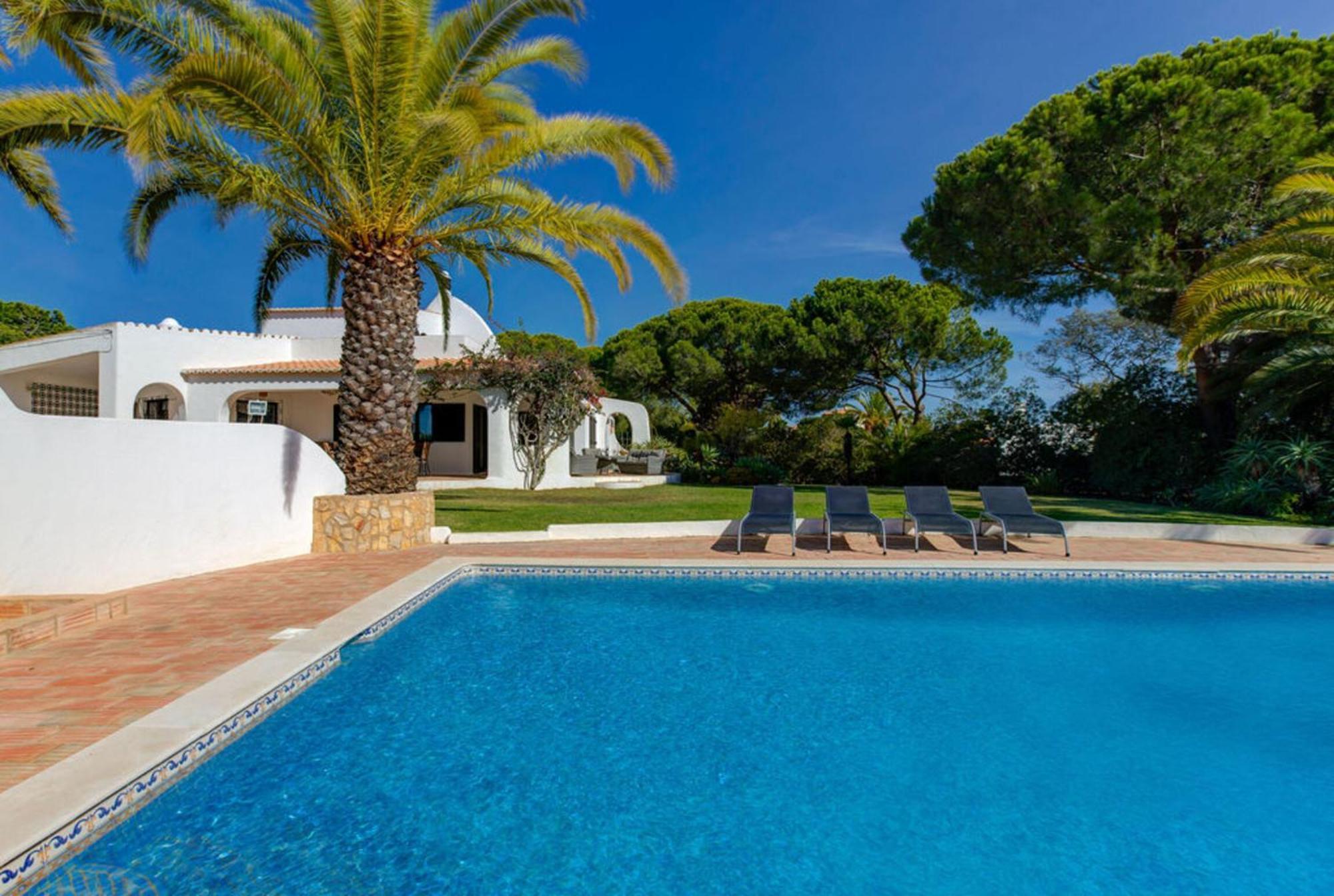 קארבואירו Villa Barlavento - Stunning 4-Bedroom Villa With Tennis Court מראה חיצוני תמונה