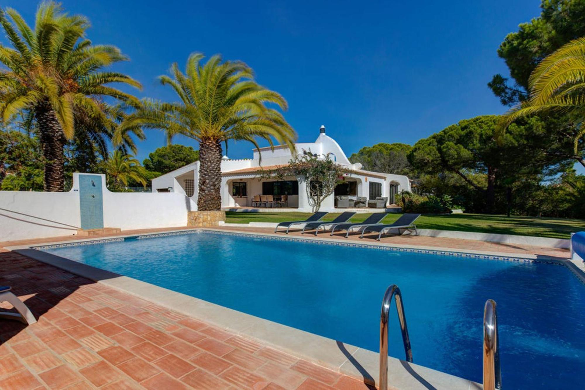 קארבואירו Villa Barlavento - Stunning 4-Bedroom Villa With Tennis Court מראה חיצוני תמונה